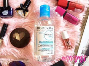 I CLEANSE (Hydrabio H2O): micellar water untuk membersihkan make up. Lebih enak yang ini loh menurutku dibanding Sensibio (yang pink). Review lengkap di bit.ly/hydrabioreview ya! (link di bio). #biodermahydrabio #hydrabioh2o #bioderma #clozetteid #beauty #skincare
