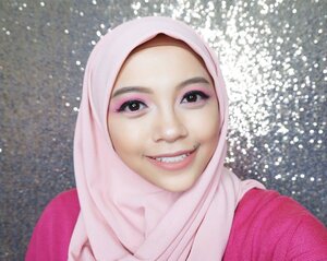 jadi meski suka dandan, aku nggak punya palette eyeshadow warna-warni. terus nanya deh sama suhu @racunwarnawarni beli esedo apa ya? blio menyarankan morphe atau sleek. beli deh sleek sebulan yang lalu dan baru sempet dicoba sekarang 😂😂😂 itu pun karena ada pameran mainan jadi @jago_gerong pergi sama @azxylo biar aku di rumah bisa dandan-dandanan huhu terharu amat. 😌 terus jadi tadi pertama kalinya pake esedo dengan warna selain warna coklat dan panik karena ternyata susah 😂😂😂 ini hasilnya, tolong bilang not bad dong tolong 😂😂😂 btw ini cuma pake cc cushion doang jadi kantong mata tidak tertutup sempurna meskipun udah pake concealer 😪 nasib emak-emak kurang tidur 😂 #clozetteid #beauty #makeup #hijab #sleekmakeup #sleekidivinepalette #bloggerceriaid
