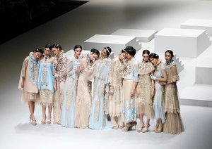 What a breathtaking collection from @malikmoestaram !! As dreamy as it seems, as fairy as it feels, beautiful beyond words. A collaboration with @wardahbeauty for @indonesiafashionweekofficial #IFW2017 last night. | 📸 @chrismanlim #chrislimphotography #indonesiafashionweek2017 #clozetteid #fashiondesigner #indonesiadesigner #fashionshow