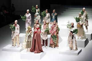 Full collection of @dianpelangi x @wardahbeauty for #wardahyouniverse at @indonesiafashionweekofficial 🌿🌿 | 📸 @chrismanlim #chrislimphotography #hijab #hijabstyle #hijabfashion #fashionshow #hijabindonesia #hijaboutfit #indonesiafashionweek2017 #ifw2017 #clozetteid