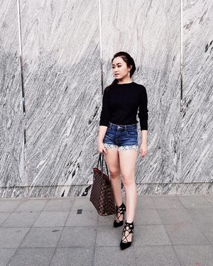 Fashion tips for petite body like mine : pakai short + heels ! supaya kaki kamu terlihat jenjang! Especially stiletto ❤️❤️
.
.
#clozetteid #ootd #wiwt #lookbook #lookbooknu #lookbooker #looksootd #lookbookindonesia #ootdstyle #ootdstyleid #ggrepstyle #beautynesiamember #fashionblogger 
#indonesianblogger
