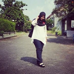 #latepost  outfit of the day.
.
.
I really need to work more on my poses since I'm not used to posing full body (I always take photos of my face 😁)
.
.
#outfit #outfitoftheday #ootd #blackandwhite #jeans #gray #wedges #whiteblouse #hijabersIndonesia #IndonesianHijabBlogger #beautyblogger #beautyblog #talkativetya #blackandwhite #plussize #plussizefashion #bbloger #bblogID #indonesianbeautyblogger #clozetteID #hijabers
