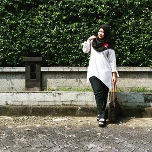 My outfit of the day...I really need to work more on my poses since I'm not used to posing full body (I always take photos of my face 😁)..#outfit #outfitoftheday #ootd #blackandwhite #jeans #gray #wedges #whiteblouse #hijabersIndonesia #IndonesianHijabBlogger #beautyblogger #beautyblog #talkativetya #blackandwhite #plussize #plussizefashion #bbloger #bblogID #indonesianbeautyblogger #clozetteID #hijabers