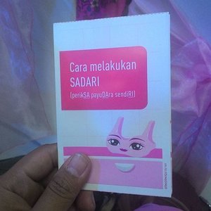 Got this cute leaflet about SADARI (perikSA payuDAra sendiRI), a way to check whether your breast.... #indonesianbeautyblogger #beautybloggers #beautyevent #breast #cancer #breastcancer #breastcancerawareness #sadari #health #kankerpayudara #bbloggers #BblogID #clozetteID #eventreport #talkativetya