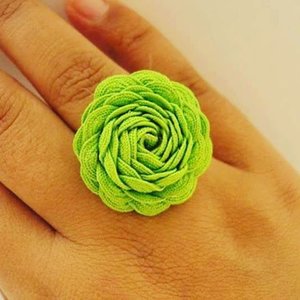 DIY flower ring I made a couple years ago... #throwback #doityourself #flower #flowerring #ring #greenflower #diy #artandcraft #fabricring #talkativetya #indonesianhijabblogger #indonesianbeautyblogger #clozetteid #accessories #diyaccessories