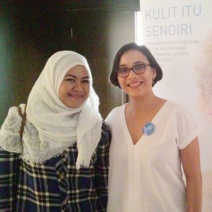 This is the second time I met Ms. Amandine Cornut. She's really gorgeous even though she doesn't put on much makeup. I bet she uses all @bioderma_indonesia products to maintain her healthy, flawless skin. ENVY! Now I'm also using Bioderma Sebium and Sensibio H20 to help me control my oily skin. I love my skin better now than before.... #sprayyourself #biodermaindonesia #biodermahydrabio #biodermaID #talkativetya #indonesianbeautyblogger #beautyevent #BeautyBlogger #beautybloggerindonesia #bioderma #clozetteID #bbloggers #BblogID