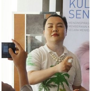 After the makeup demo, there was the quiz! And @endi_feng got it! But hey, everything comes with a price so he had to demonstrate how to spray his face using Bioderma Hydrabio Brume. GORGEOUS! #sprayyourself #biodermaindonesia #biodermahydrabio #biodermaID #talkativetya #indonesianbeautyblogger #beautyevent #BeautyBlogger #beautybloggerindonesia #bioderma #clozetteID #bbloggers #BblogID
