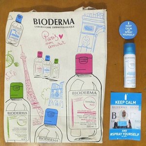 A canvas bag, a bottle of @bioderma_indonesia Hydrabio Brume, a pin, and a photo are great gifts Bioderma gives to us, beauty bloggers. They always know how to please the bloggers. Thanks a bunch! 
#bioderma_indonesia #sprayyourself #biodermaindonesia #biodermahydrabio #biodermaID #talkativetya #indonesianbeautyblogger #beautyevent #BeautyBlogger #beautybloggerindonesia #bioderma #clozetteID #bbloggers #BblogID