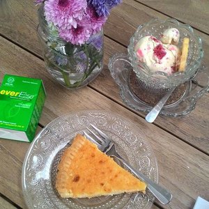 Enjoying my red velvet marshmellow ice cream and lemon tart with my fellow bloggers at @authentiquejkt. Yummy!#SophieAuthentique #KawaiiBeautyJapan #WardahCosmetics #KBJxWardah #KBJxEverE#IndonesianBeautyBlogger #ClozetteID #EverE250 #BeautyBloggerIndonesia #KBJGathering #BblogID #KulitSehatEverE