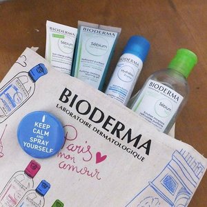 Notice something new in the bag? Yap, it's the recently-launched @bioderma_indonesia  Hydrabio Brume! With the power of Bioderma Sebium range and Hydrabio, now I can have an oil-free and moist face all the time!  #bioderma_indonesia #sprayyourself #biodermaindonesia #biodermahydrabio #biodermaID #talkativetya #indonesianbeautyblogger #beautyevent #BeautyBlogger #beautybloggerindonesia #bioderma #clozetteID #bbloggers #BblogID