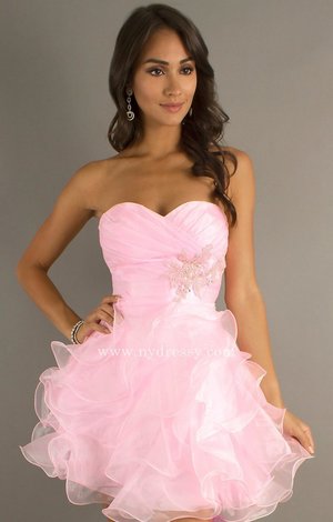  Feminine and playful, this strapless Alyce 3545 Sweet 16 cocktail dress is just the thing for a fun party or event! Its strapless, wraparound bodice is accentuated by sleek pleats and topped off by a sweetheart neckline. Dreamy, flared ruffles sweep down the short skirt. You'll whirl and spin the night away in this dress.
 
Style: AL-3545
Details: Pleated Bodice, Applique
Fabric: Organza
Length: Short
Neckline: Strapless Sweetheart
Waistline: Natural