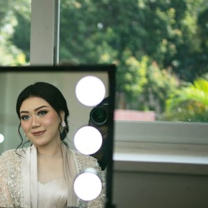 Back with wedding details! I was wearing sunnies thru the second half of my wedding reception - it was really hot i can’t help it! But actually, I fell in love with this makeup look, especially the eye makeup, done by Aries’ magic hand! ✨Swipe to see the hair do & pwetty earrings 🌿#clozetteid #weddingmakeup