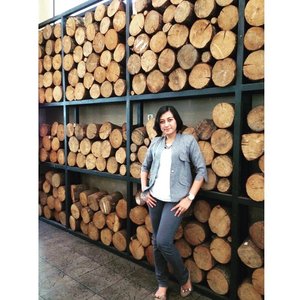 The carpenter 😋😉😊 bos kayu lg inspeksi ke gudang penyimpanan (mimpi kali yee) ✌️hahaha... #ootd #cotd #clozetteid #photoftheday #instapic #bali #indonesia #work #woman #publicrelations