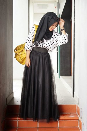 Black scarf...
Polka dots dress...
Lace skirt...
Yellow bags...
...Creates beauty...