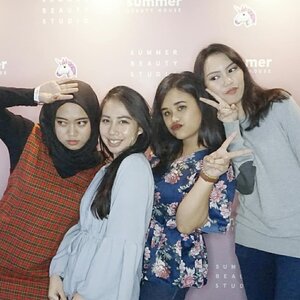 With loveable girls @megachintasih n @janineintansari at @summer.beautyhouse #summerbeautyhouse secret party☝ #latepost like mother like daughter hp live ya 😂😂 foto ajah samaan pegang hape kek gitu😋😋 #indobeautygram #clozetteid #bvloggerid #indobeautyvlogger #indobeautysquad #janineintansariofc #moemeggyofc