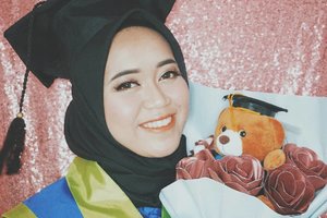 Hi netijen ku yg budiman❤️.Aku habis recreated makeup wisuda ku beberapa bulan lalu, tapi menurut ku ini lebih bagus sih dari pada wisuda kemarin wkwkwk soalnya gak pake buruburu 🤭🤭.Tutorialnya dan detailnya menyusul ya 🙏🙏.#BeautyBloggerIndonesia #ClozetteID #makeupnynfb #makeuptutorial #makeup #makeupwisuda #wisuda #makeupgraduation #graduation #hijab #hijabers #modelhijaber #hijabootdindo