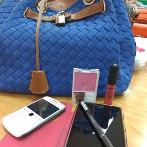 whats on my bag, as simple awesome today.. #clozetteID #makeup #drawingeyebrow #etudehouse #NYXsanpaulo #pinkblush #elf