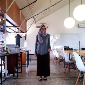 Light grey!! Office shawl by @hijabprincess Shoes by @zaloraid#ootdid #hotd #clozetteid #hijabstyle #dailyhijab #