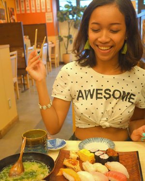You are my happiness. You are AWESOME. 😍😍 Can not describe how I like you so much. Sushi, why you are so yummy. 😅 Kalau ke Jepang belum nyobain makan Sushi rasanya kurang afdhol kayaknya ya. Banyak sushi murah dan enak juga disana, lunch set cuma sekitar 1000 JPY. 😋 Waktu makan Sushi ini, pelayan yg ngelayanin nya uda seumuran nyokap gitu, dia baik banget, ngelayanin aku uda kayak ngelayanin anak sendiri. 😭 Minta lemon, harusnya bayar tapi di kasih gratis sama dia. Very nice person. ❤ Seneng bs ktmu sama orang2 baik dluar sana. ❤ .......#sakuralisha #independentwoman#indonesianbeautyblogger #japan #tokyo #beautybloggers #travellife #travelblogger #travel #travelling #followforfollow #likeforlike #followback #followme #follow4follow #likeforfollow #travels #happiness #foodie #sushibar #foods #shinjuku #beautyblogger #outfits #sashimi #fashionblogger #sushi #culinary #food #clozetteid