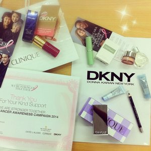Present from make-up contest a few weeks ago in Breast Cancer Awarenes Campaign. Thank you @esteelauder @clinique and #DKNY for choosing me as a winner. (^^) #ClozetteID #beauty #beautylover #beautyaddict #beautyblogger #beautybloggerid #makeup #blogger #bloggers #contest #makeupcontest #dream #mua #esteelauder #esteelauderid #clinique_id #dkny #newyork #miami #unitedstates #unitedkingdom #london #breastcancerawarenesscampaign #world