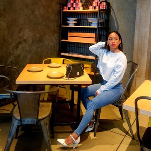 Be a girl with a mind, a woman with attitude, and a lady with class. 💕 ...#sakuralisha #independentwoman #outfit #outfitoftheday #ootd #outfits #fashion #fashionblogger #jeans #casualstyle #casual  #highheels #fashionoftheday #jakarta #indonesian #indonesia #tanned #potd #fotd #cafe #restaurant #nike #nikewomen  #clozetteid