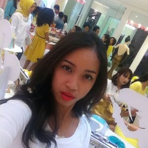 Love the combination dresscode "White&Yellow" at @benefitcosmeticsindonesiaevent. 😍😘😍 #latepost #clozetteid #event #launchesnewprodutc #launching #newproducts #porefessional #porefessionallicensetobolt #licensetobolt #licensetoboltid #beauty #beautythings #beautyblogger #beautyproduct #beautybloggerid #fotdibb #blogger #bloggergathering #internationalblogger #indonesia #indonesian #jakarta #plazaindonesia #benefitcosmeticsindonesia #benefitcosmetics #benefitsanfransisco