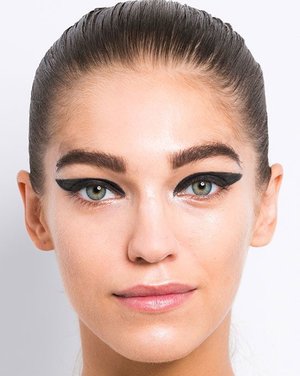 The cat eyes makeup continues to be among the favorites in 2016