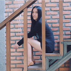 Sitting on the stairs #stairs #vsco #vscocam #vscogrid #vscophile #hypebeast #black #always #tbt #ootd #ootdindo #fashion #style #casual #streetstyle #clozetteID