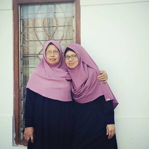 Ga janjian, beberapa saat setelah datang ke rumah orangtua baru sadar. kalo saya dan ibu sama-sama pakai gamis hitam dan hijab ungu dari @nabnid.id 😘

#keluarga #ibudananak #motheranddaughter #family #iduladha #iduladha2017 #clozetteid #bonding #parent #daughter #mother #ibu #familyficture #fotokeluarga #nabnibid #hijab #hijabnabnib #hijaber