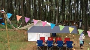 #throwback to our first glamping in Gunung Pancar. The Carpenter was help me to reorganize all of this. So we can call this Glamour Camping ☺☺. I will review our glamping on my blog. Stay tune on http://desyyusnita.com ya. @thecarpenteroutdoor #clozetteid