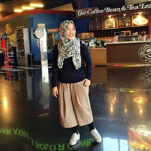 wide pants for casual style 💛#hijabootd #hijabcasual #casualstyle #hijabootdindo #clozetteid #lafayetteJKTxClozetteFIU #HijabInFashion