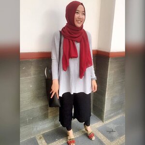 when in doubt, choose red hijab ❤️
---
pake merah biar muka keliatan agak segeran + pengen coba pake celana 3/4 yg biasanya cuma buat di rumah aja skrg di mix pake legging... agak aneh sih awalnya tapi yaudahlah pede aja 😝
#clozettehijab #starclozetter #clozetteid #clozettehijab #hijabers #hijabootd #redhijab #hijabootdindo