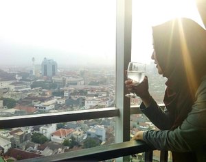 .
Bandung from the top 🌇
.
📸 : @larasatinesa #explorebandung #onefineday #bandungfromthetop #restobandung #clozetteid #myhijup #iyaairputihdoangkok