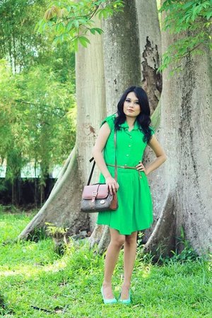 Green dress blends my Mom old bag beautifully :) #VintageLook, #IndosatSnap