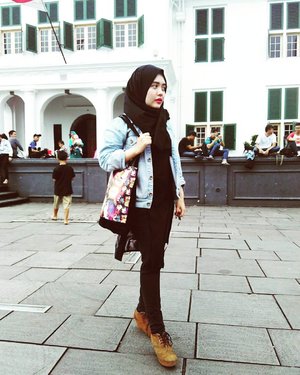 Jakarta, One year ago.......#vsco #vscocam #vscogood #livefolk #blogger #instadaily #instagood #traveling #hijab #girl #clozetteid #throwbackthursday #jakarta #vintage #fashion #ootd #Indonesia #hijabfashion #kotatua #photoshoot #igers #building #denim #photooftheday #likeforlike #travel #photography #outdoors #throwback #like4like