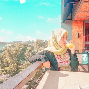Selamat tahun baru 2019. Semoga selalu diberikan nikmat sehat agar ku bisa kerja, piknik, dan kerja sambil piknik. ðŸ’ª#vsco #ootd #2018 #livefolk #vacation #instadaily #hotel #staycation #happiness #sky #morning #throwbackthursday #travelblogger #picoftheday #travel #blue #instatravel #hijab #girl #photoshoot #clozetteid #breakfast #newyear #photooftheday #explorebandung #igers #photography #happynewyear #throwback #bandung