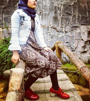 DenimxBatikKondanganxHareudangDudukxLelahNesaxBenBarnes 😂😂....#vsco #vscocam #vscogood #livefolk #blogger #instadaily #instagood #traveling #hijab #girl #clozetteid #throwbackthursday #heels #nature #fashion #ootd #Indonesia #hijabfashion #yolo #photoshoot #igers #batik #denim #photooftheday #likeforlike #travel #photography #outdoors #throwback #like4like