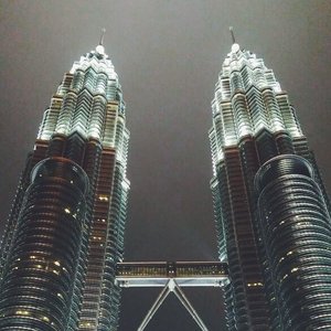 You're too high.. Can I reach to you? .
.
📷 : @deinadpuspita .
.
.
.
.
.
.

#vsco #vscocam #throwbackthursday #livefolk #petronas #town #traveling #trip #wanderer #wanderlust #world #tower #earth #sky #Malaysia #tbt #night #clozetteid #ExploreMalaysia #photoshoot #picoftheday #city #photooftheday #travel #photography #outdoors #throwback #like4like #likeforlike #building