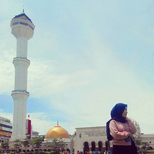 Dan Dialah Allah (yang disembah), baik di langit maupun di bumi; Dia mengetahui apa yang kamu rahasiakan dan apa yang kamu nyatakan dan mengetahui (pula) apa yang kamu kerjakan.Q.S Al - An'am : 3......#vsco #vscocam #throwbackthursday #livefolk #quran #instagood #traveling #afternoon #clozetteid #girl #world #mosque #earth #sky #indonesia #tbt #igers #explorebandung #hijab #photoshoot #picoftheday #bandung #photooftheday #travel #photography #outdoors #throwback #like4like #likeforlike #city