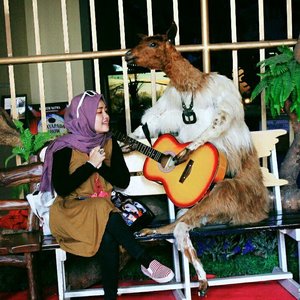 Suatu kehormatan bisa akustikan bareng mantan vokalis band emo yang single nya cuma satu dan dipublish cuma di yutubnya sendiri - Ucap si Rusa.
.
.
.
.
.
.
.

#vsco #vscocam #throwbackthursday #livefolk #art #nature #traveling #blogger #deer #instadaily #vscogood #animal #world #igers #hijab #tbt #girl #clozetteid #vintage #photoshoot #picoftheday #yolo #photooftheday #travel #photography #guitar #throwback #like4like #likeforlike #museum