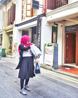 BANTUIN BAWAIN KEK GITU.. 😑......#vsco #vscocam #vscogood #livefolk #vacation #instadaily #street #building #sky #hajilane #ootd #throwbackthursday #walk #picoftheday #travel #travelgram #clozetteid #exploresingapore #singapore #photoshoot #shopping #visitsingapore #hijab #photooftheday #likeforlike #igers #photography #outdoors #throwback #like4like