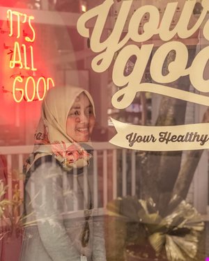 Diberi wejangan sama tulisan di pintu: "Semua ini demi your healthy, Nes.. "⁣⁣Difotoin: mamih @5andranova feat. Shasha 😂⁣⁣⁣#yourgood #smoothies #food #livefolk #lifestyle #earth #eatery #foodie #healthy #wonderlust #throwbackthursday #foodporn #picoftheday #happy #bandung #infobandung #hijab #photoshoot #indonesia #cafe #explorebandung #photooftheday #ootd #travel #photography #kuliner #throwback #drink #clozetteid #girl