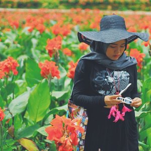 Why do birds suddenly appear.. Every time you are near? Just like me , they long to be close to you 🎶
.
.
.
.
.
.
.

#vsco #vscocam #throwbackthursday #livefolk #orange #nature #traveling #blogger #flowers #instadaily #vscogood #green #earth #igers #hijab #tbt #girl #clozetteid #instagood #photoshoot #picoftheday #yolo #photooftheday #travel #photography #outdoors #throwback #like4like #likeforlike #park