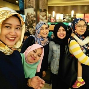Jaman pengangguran tahun lalu mengadu nasib ke Jekardah taunya balik lagi ke Bandung. AHELAH! 😂😂 tapinya ku senang karena bisa ketemu teteh-teteh syantik ini. Kangen deh.. Ayok ketemu lagi.. Biar ku bisa difoto sama #LisnaMotret juga. 😂😄
.
.
.
.
.
.
.

#hotd #bloggerlife #blogger 
#ootd #hijab #travel #igers #selfie #indonesia #likeforlike #like4like #hangout #friends #friendship #photooftheday #photography #picoftheday #vsco #vscocam #girls #throwbackthrusday #throwback #love #vscogood #kopdar #instadaily #saturday #clozetteID #jakarta