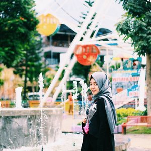 Throwback when I was 25 y.o , oh maybe look like 20 y.o 🎡⛅
.
.
.
.
.
.
.
.
.
. 
#vsco #vscocam #throwbackthursday #livefolk #art #nature #traveling #travelblogger #city #instadaily #vscogood #green #earth #igers #hijab #tbt #girl #clozetteid #instagood #photoshoot #picoftheday #yolo #photooftheday #travel #photography #outdoors #throwback #like4like #likeforlike #park