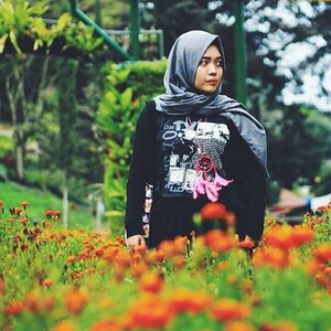 Current mood 🌷🌷
.
.
.
.
.
.

#park #travelblogger #blogger #green #nature #malang #igers #child #indonesia #likeforlike #like4like #hijab #orange #flowers #photooftheday #photography #picoftheday #vsco #vscocam #girl #tbt #summer #throwbackthursday #vscogood #throwback #traveling #clozetteid #ootd