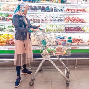 Nama: NesaCita-cita: Menjadi teteh-teteh indie sholehah ðŸ˜‚Difotoin ibuk manaher @windanatalia85#vsco #ootd #earth #livefolk #vacation #instadaily #jacket #fruits #clozetteid #shopping #vegetables #throwbackthursday #travelblogger #picoftheday #travel #pink #instatravel #hijab #black #photoshoot #hijabfashion #groceryshopping #food #photooftheday #explorebandung #igers #photography #outdoors #throwback #bandung