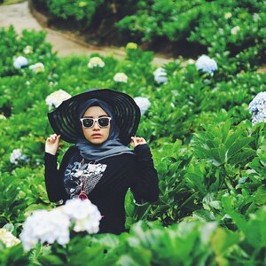 Ayo tebak aku yang mana? .
.
.
.
.
.
.

#park #travelblogger #blogger #green #nature #malang #igers #bestoftheday #indonesia #likeforlike #like4like #hijab #outdoors #flowers #photooftheday #photography #picoftheday #vsco #vscocam #girl #tbt #summer #throwbackthursday #vscogood #throwback #traveling #clozetteid #ootd