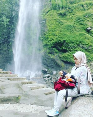 Nes umurnya berapa tahun? | 27 |  bohong ya? | serius | dikira masih 24 | nggak penting umurnya berapa yang penting adalah bagaimana menjadi manusia yang berfaedah, tida menyakiti orang lain, dan tida pencitraan. Trims. | maacia 😒
.
.
.
.
.
.
.

#vsco #vscocam #throwbackthursday #livefolk #exploremalang #waterfall #traveling #trip #wanderer #wanderlust #world #trees #earth #green #hijab #tbt #girl #clozetteid #travelblogger #photoshoot #picoftheday #green #photooftheday #travel #photography #outdoors #throwback #like4like #likeforlike #nature