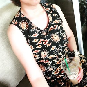On a hot day like this, having a venti of #frappuccino & wearing #starbucksindonesia by @cheviaonline is enough to help me enjoy the #weekend with my mom here at @starbucksindonesia #megaria #clozetteid #ootd #fabulous40 #ootd40 #fashion40 #starbucksindonesia